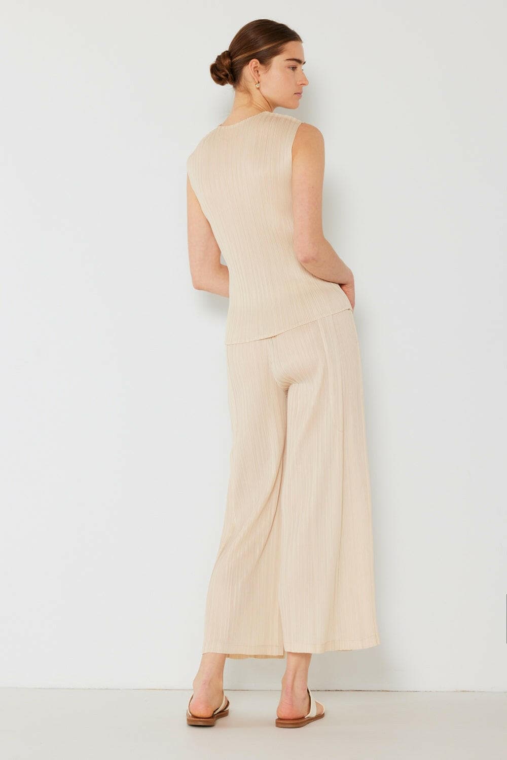 Chic Pleated Wide-Leg Trousers with Side Detail