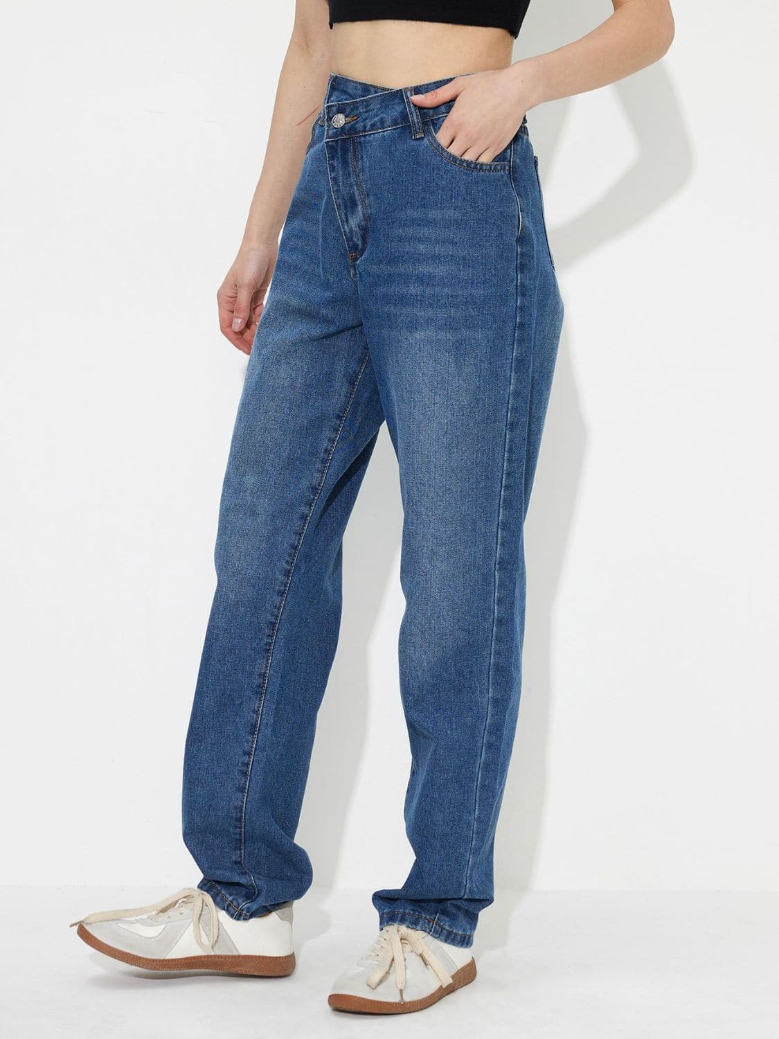 Asymmetric Waist Jeans with Pockets.