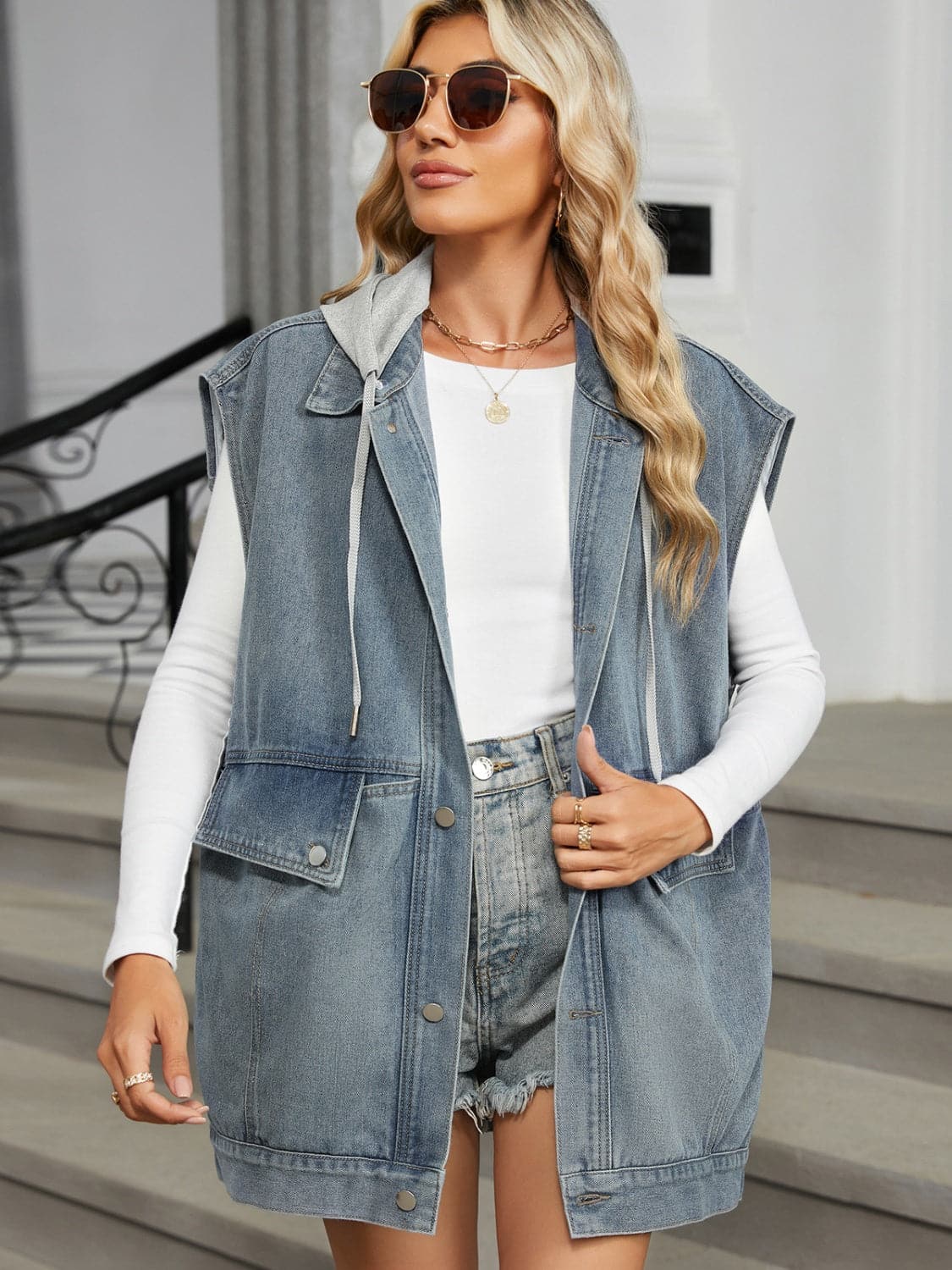 Chic denim jacket with removable hood