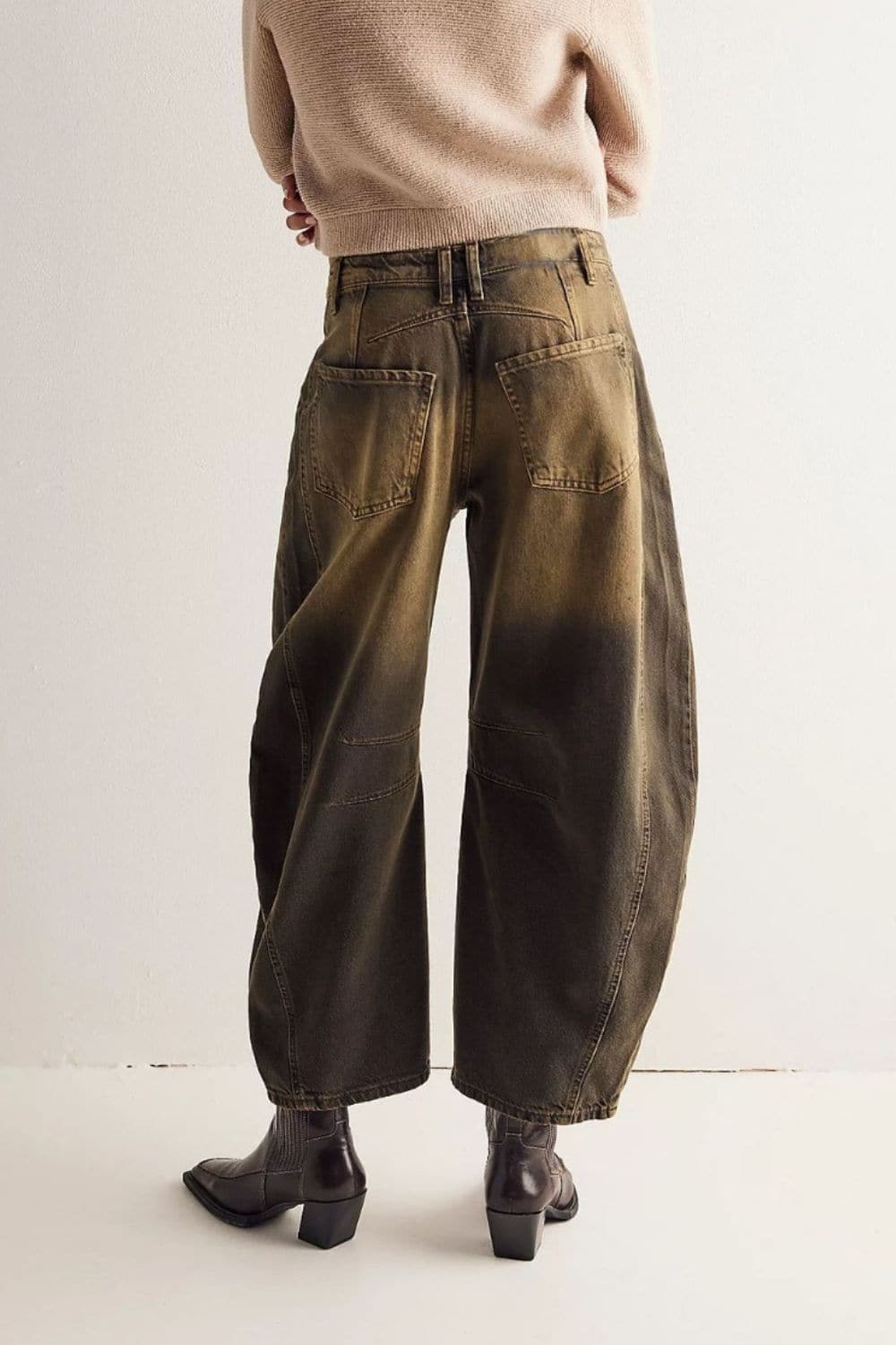 Effortlessly chic wide leg jeans with functional pockets