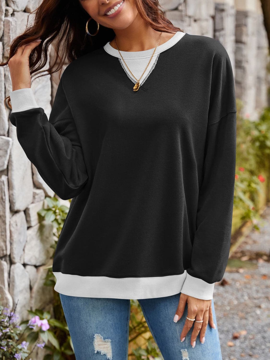 Contrast Round Neck Long Sleeve Sweatshirt.