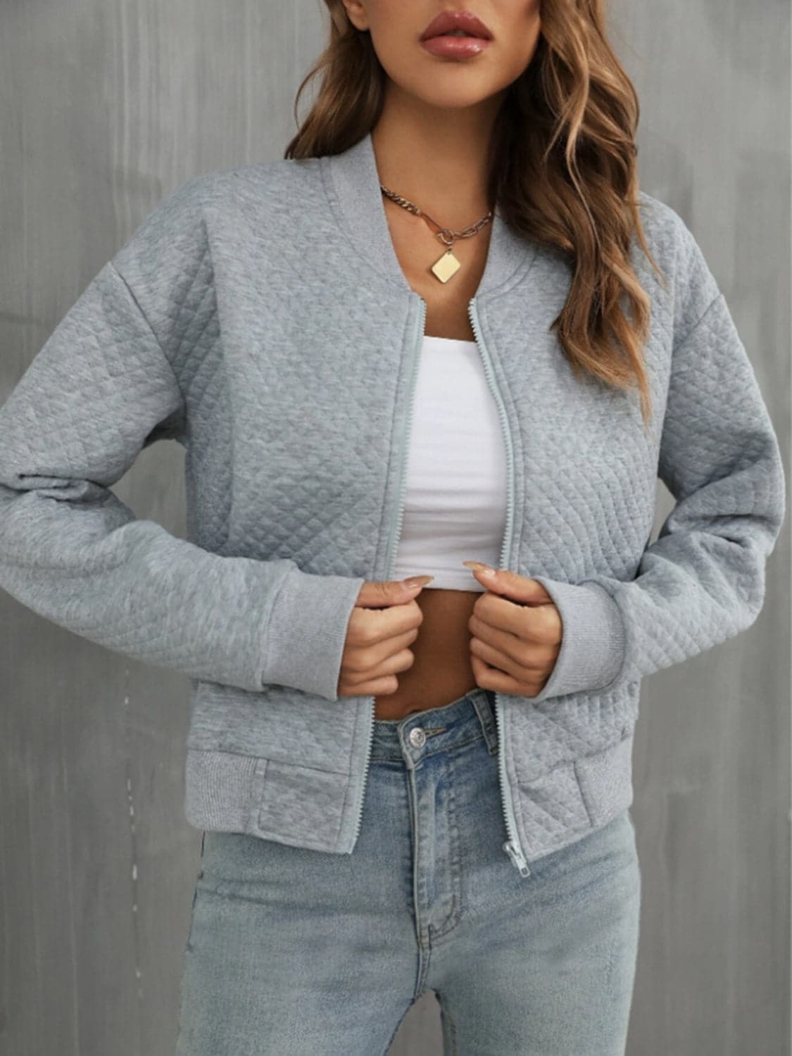 Stylish zip-up long sleeve jacket for all seasons