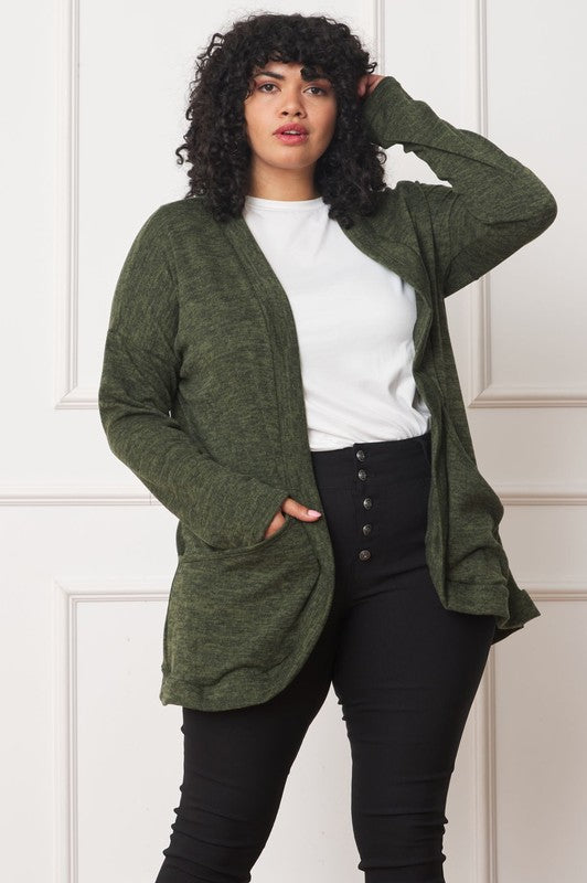 Chic plus-size drape cardigan with pockets