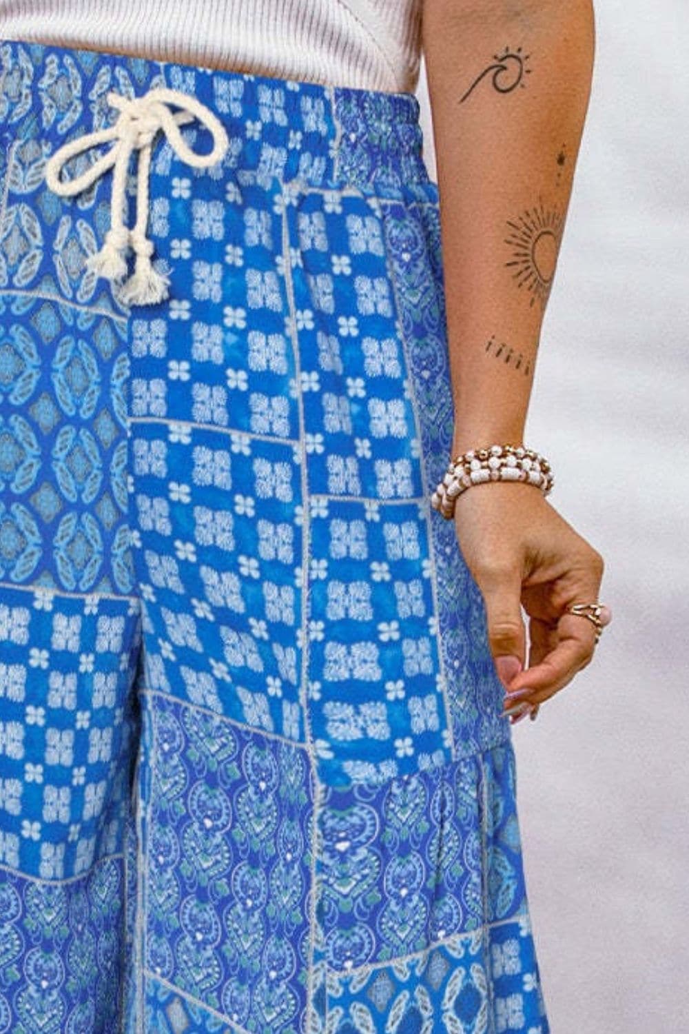 Chic printed wide leg pants with drawstring detail