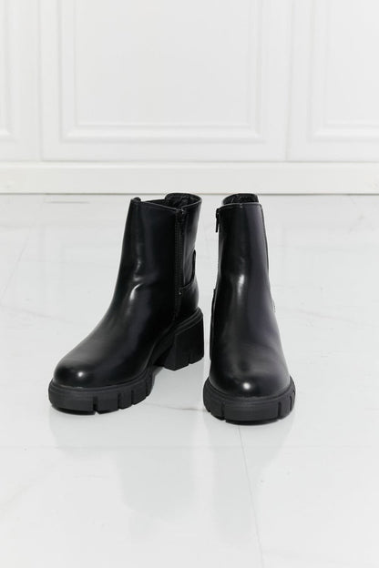 MMShoes What It Takes Lug Sole Chelsea Boots in Black.