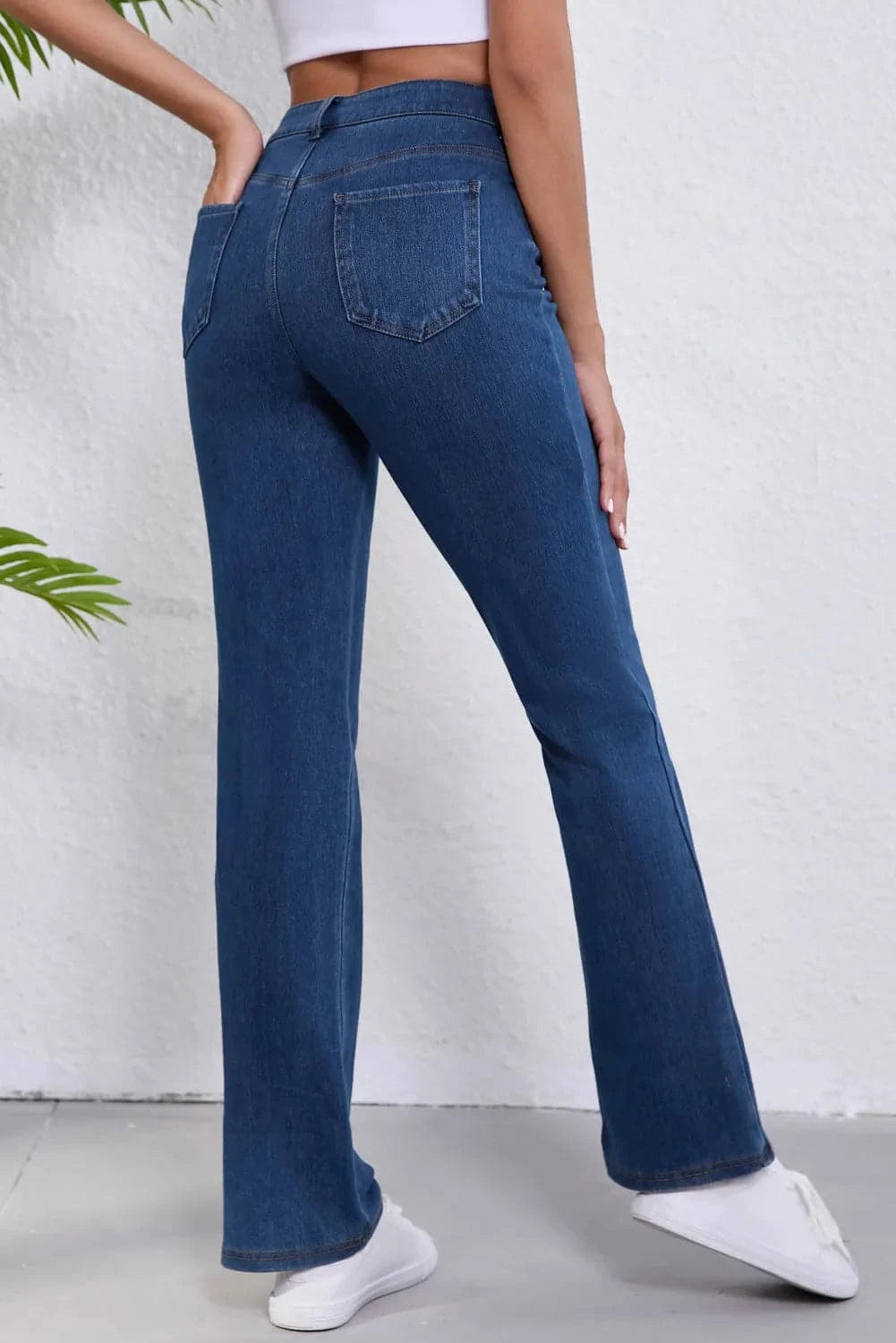 Classic straight jeans with functional pockets