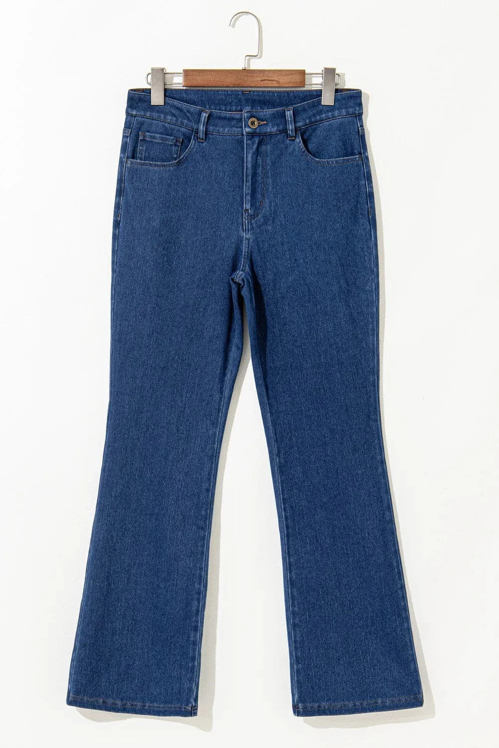 Classic straight jeans with functional pockets