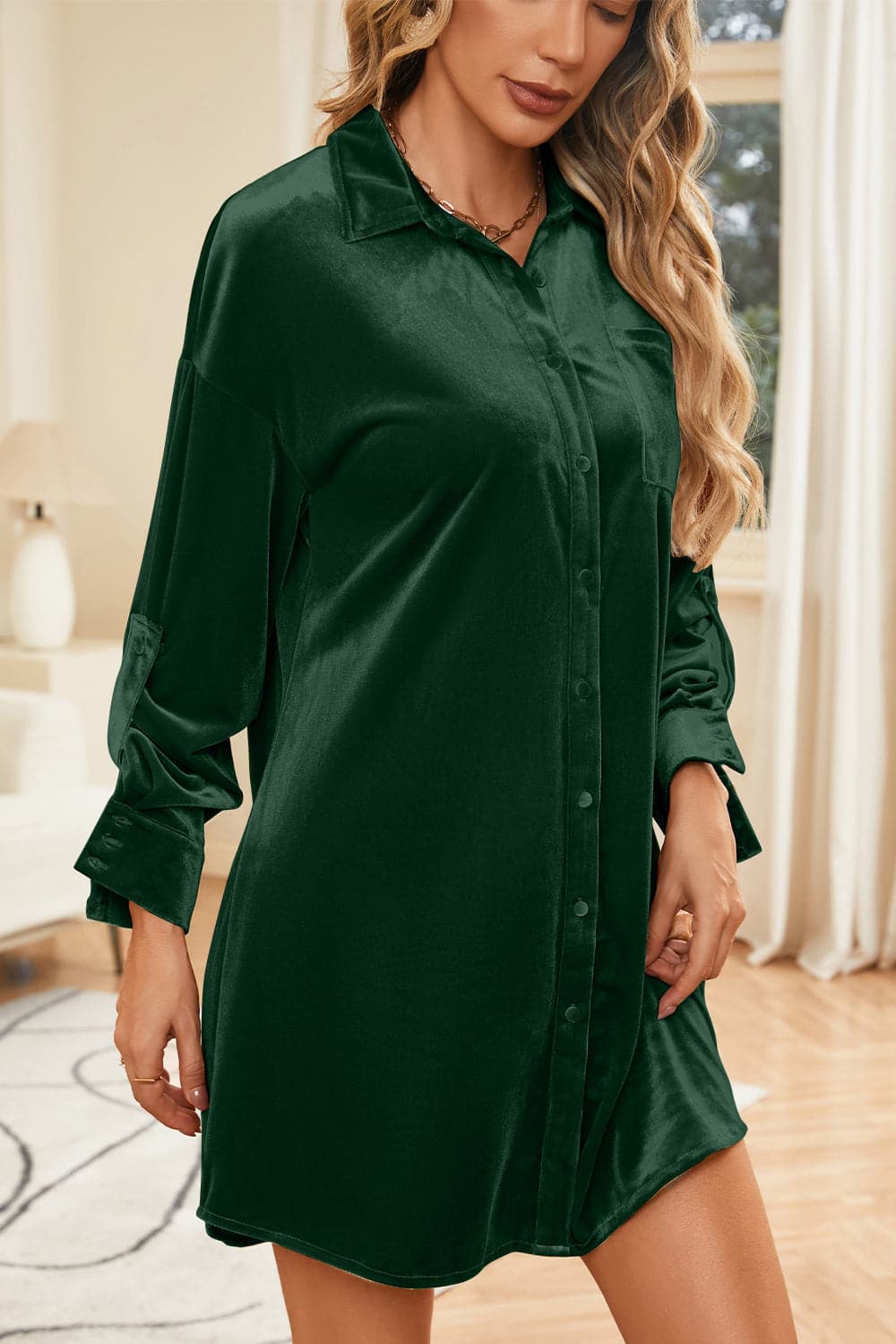 Velvet-collared long sleeve mini dress with a touch of elegance