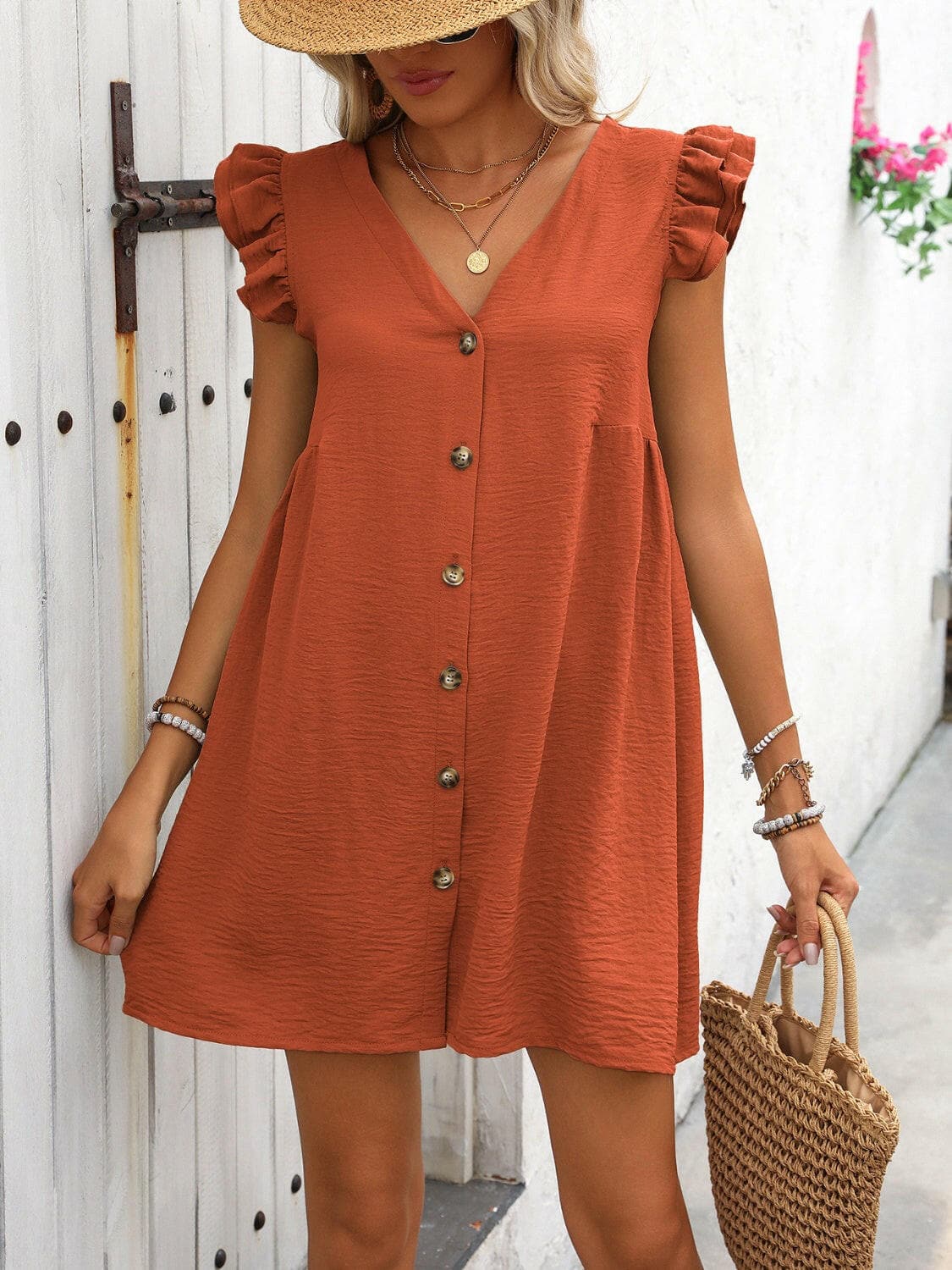 Button Up V-Neck Cap Sleeve Mini DressButton Up V-Neck Cap Sleeve Mini Dress
 
 
Chic Design: Embrace sophistication with the button-up detailing and V-neckline of this mini dress.
 
Versatile Wear: PerfLove Salve -Neck Cap Sleeve Mini Dress