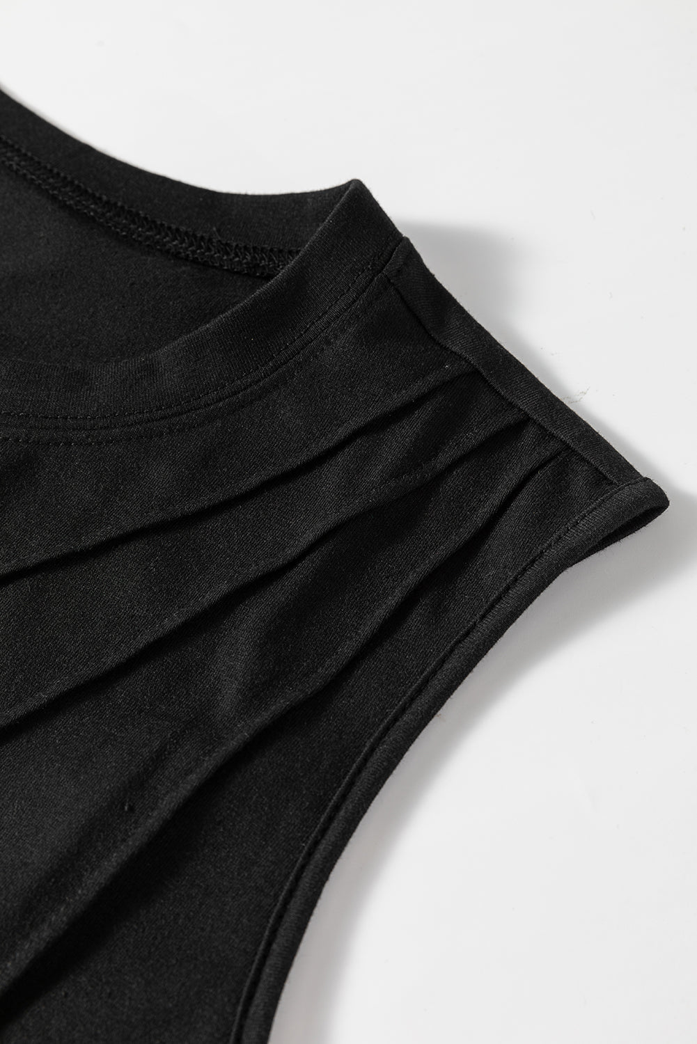 Chic black pleated tank top with crew neck design