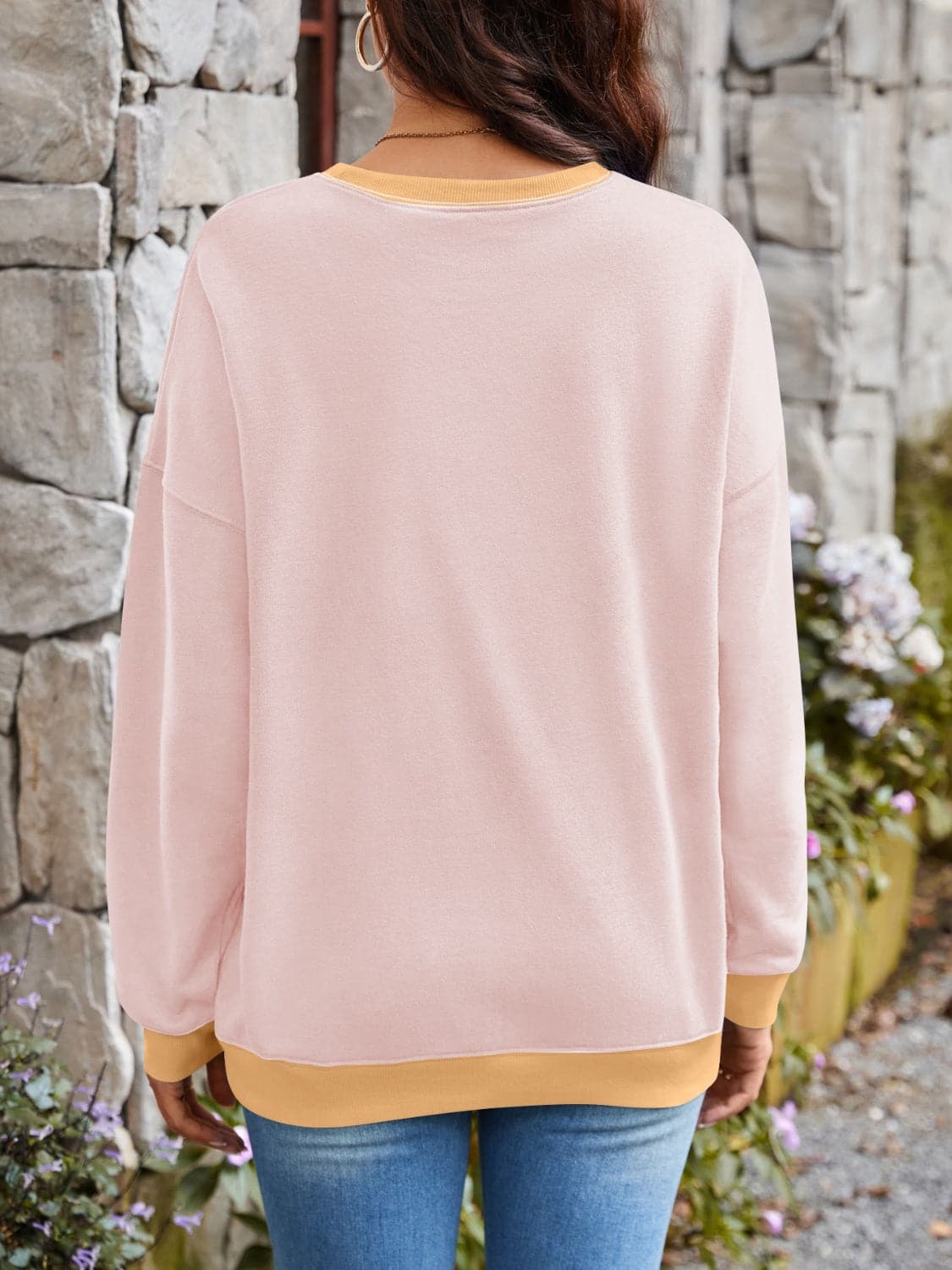 Contrast Round Neck Long Sleeve Sweatshirt.