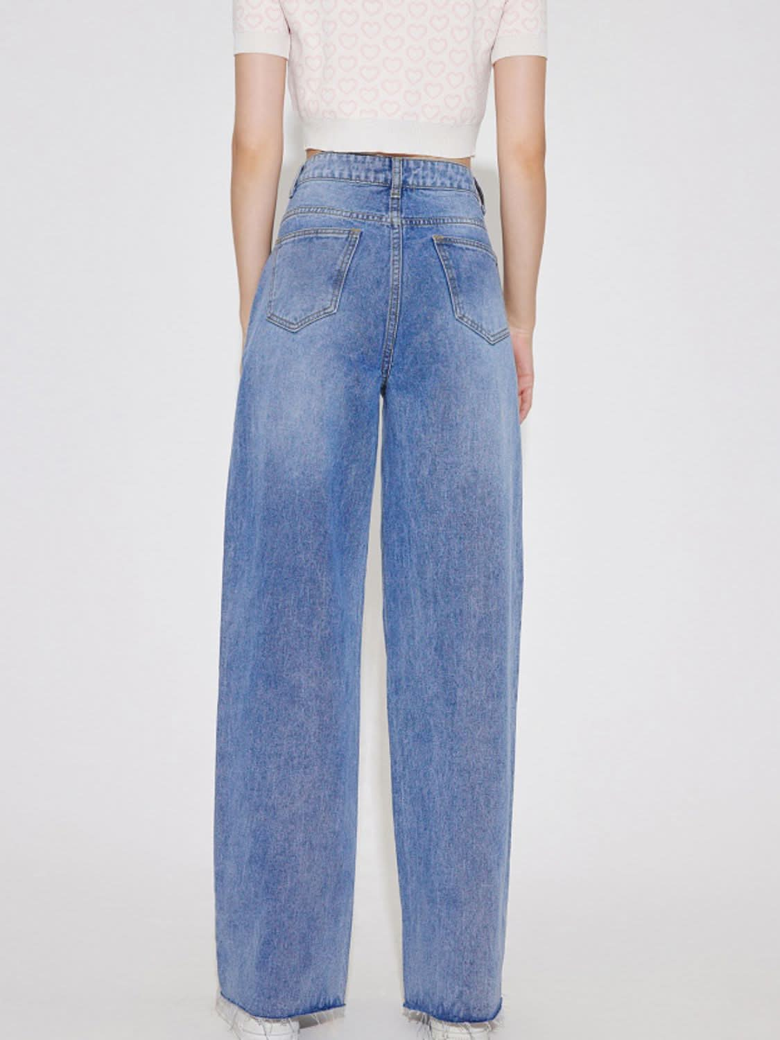 Chic high-rise straight leg jeans with functional pockets