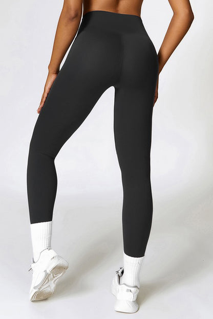 Flattering high-waisted leggings with hip-lift and quick-dry technology