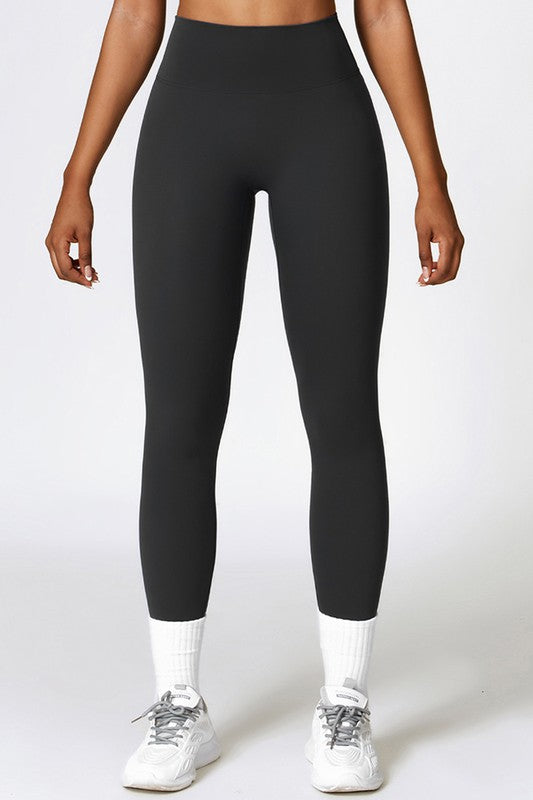 Flattering high-waisted leggings with hip-lift and quick-dry technology