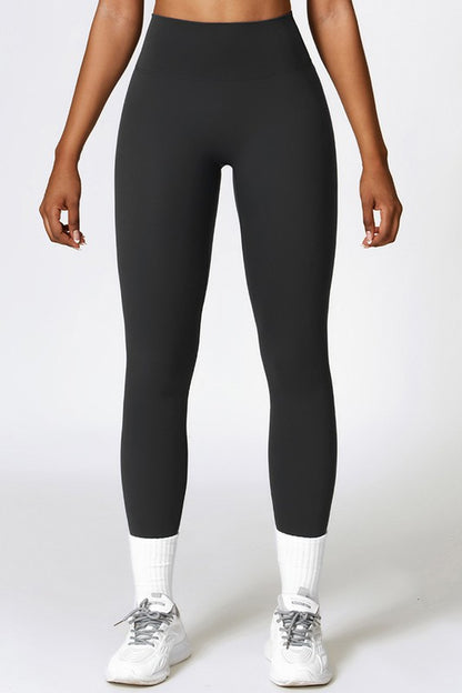 Flattering high-waisted leggings with hip-lift and quick-dry technology