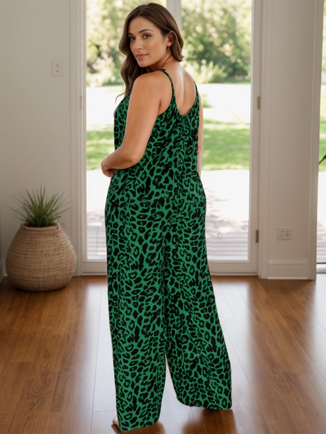 Jumpsuit mit weitem Bein und Leopardenmuster in voller Größe, U-Ausschnitt