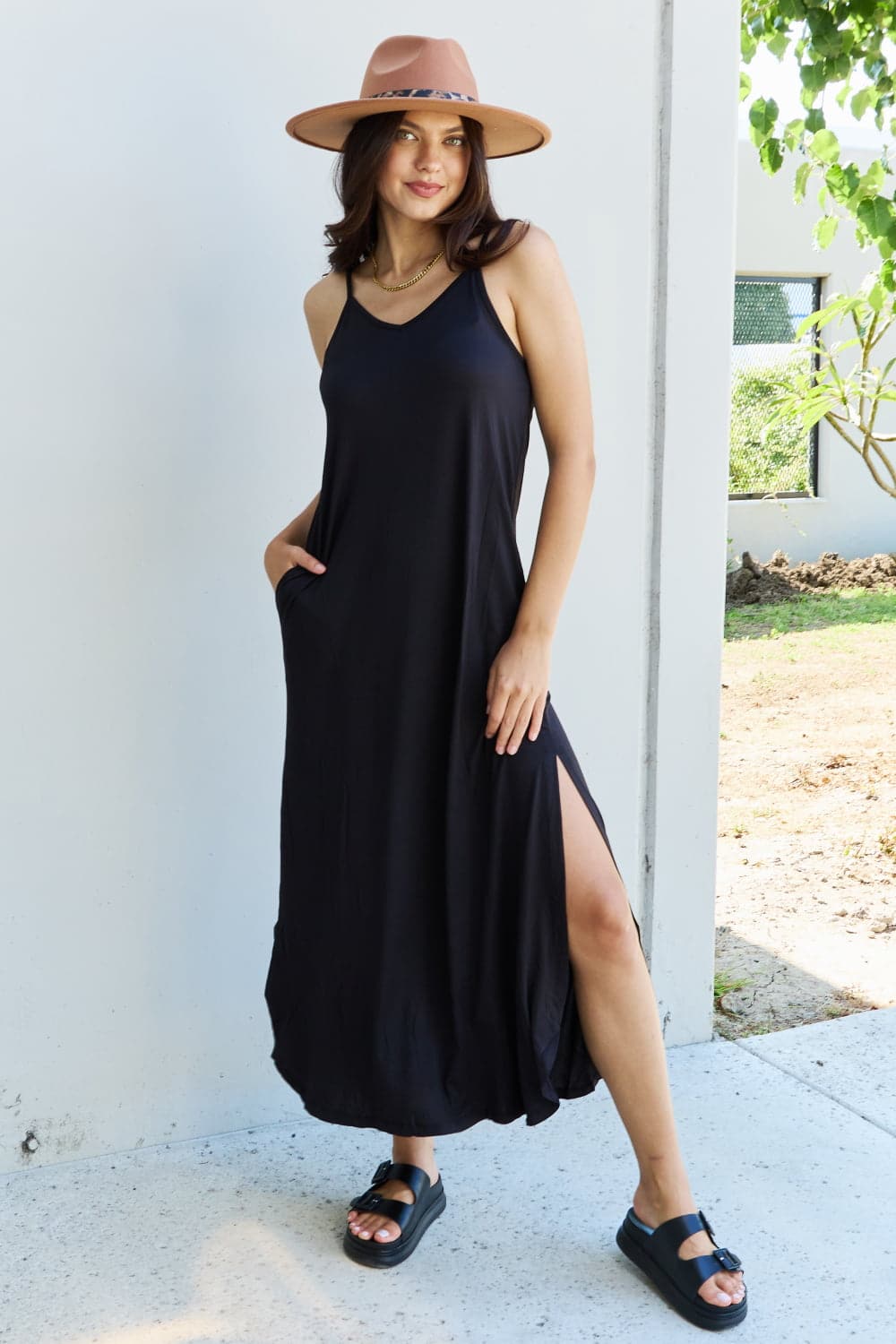 Ninexis – Good Energy – Maxikleid in voller Größe mit seitlichem Schlitz und Camisole-Design in Schwarz