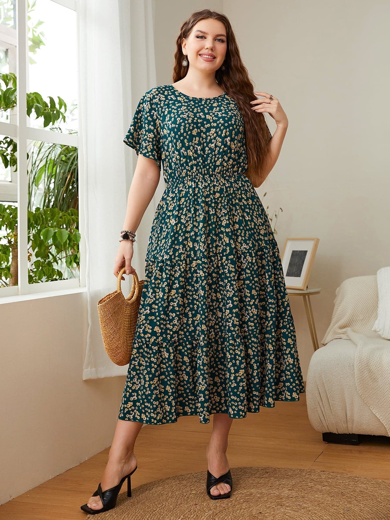 Plus Size Floral Round Neck Short Sleeve Midi Dress.