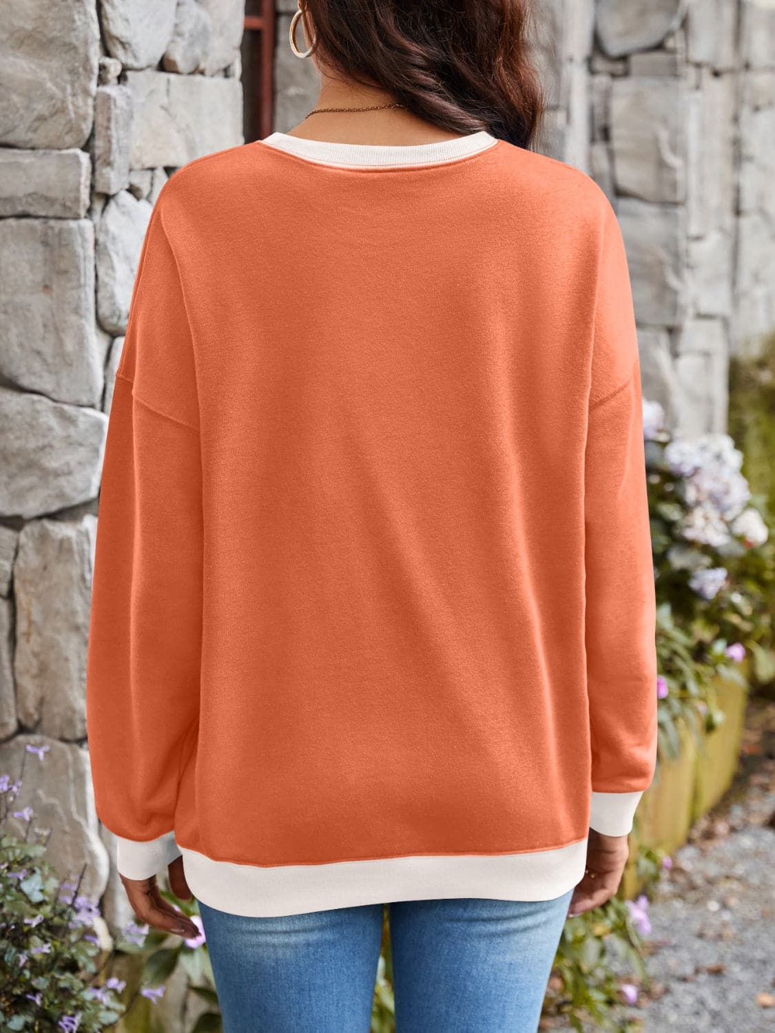 Contrast Round Neck Long Sleeve Sweatshirt.