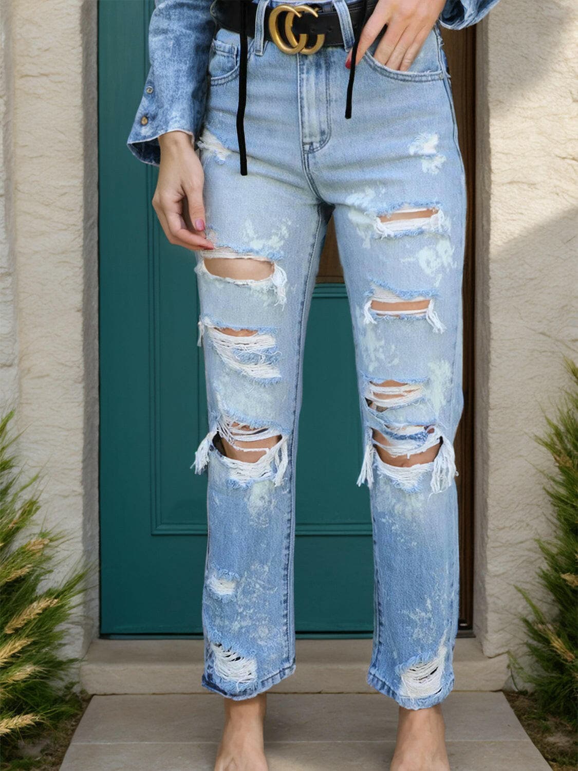 Distressed Straight Jeans with Pockets.