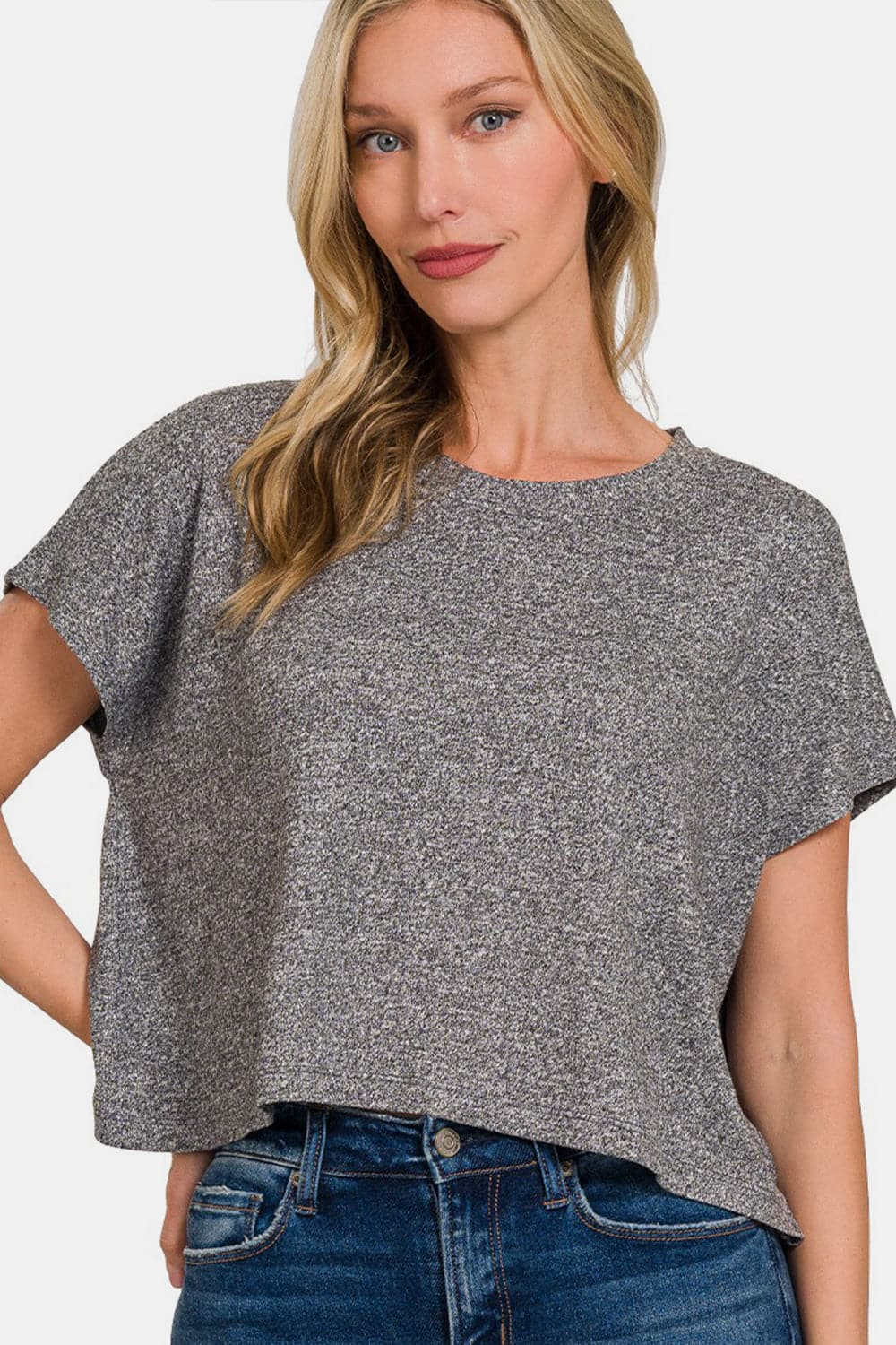 Zenana Short Sleeve Round Neck Cropped T-Shirt.