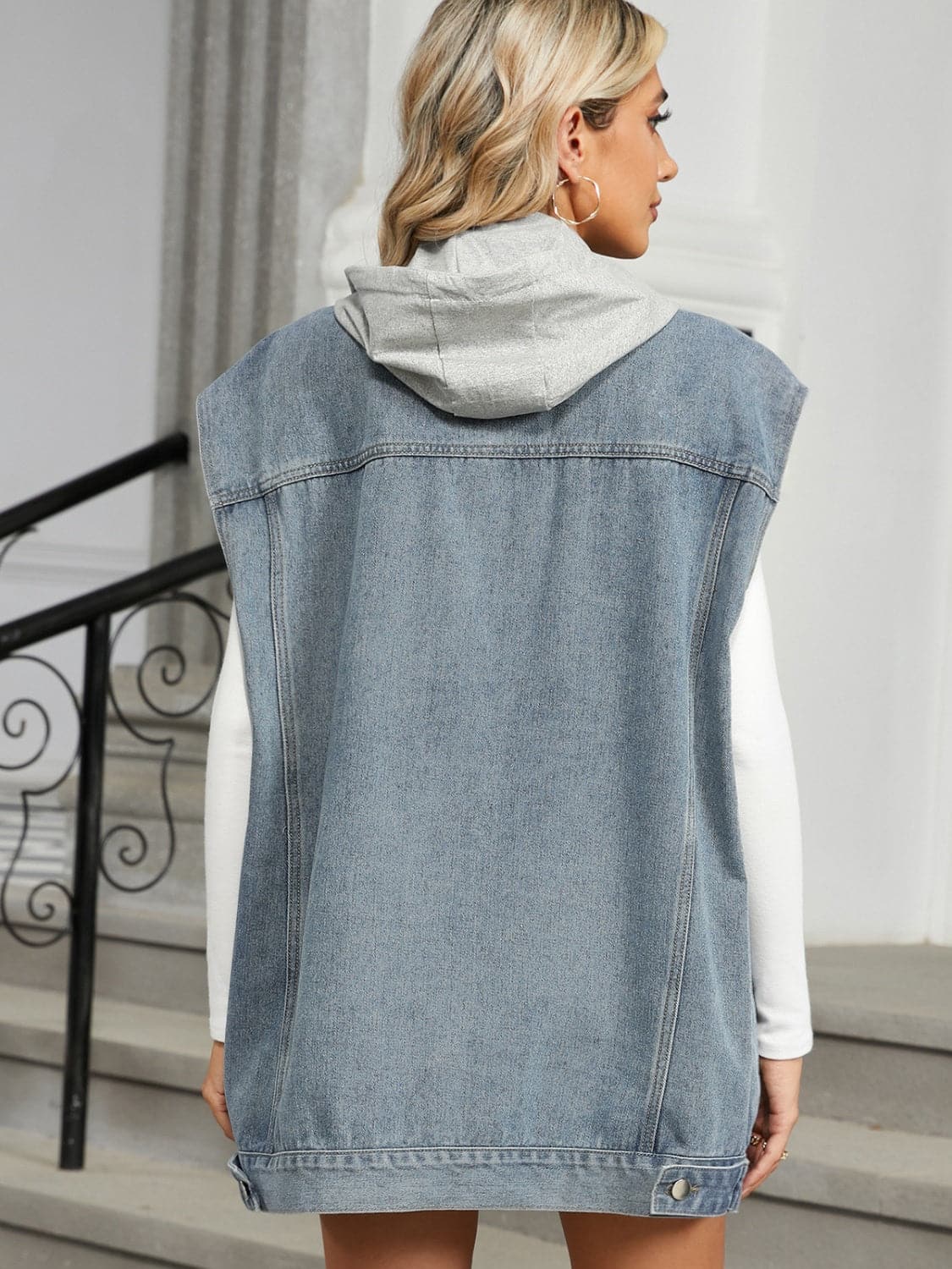 Chic denim jacket with removable hood