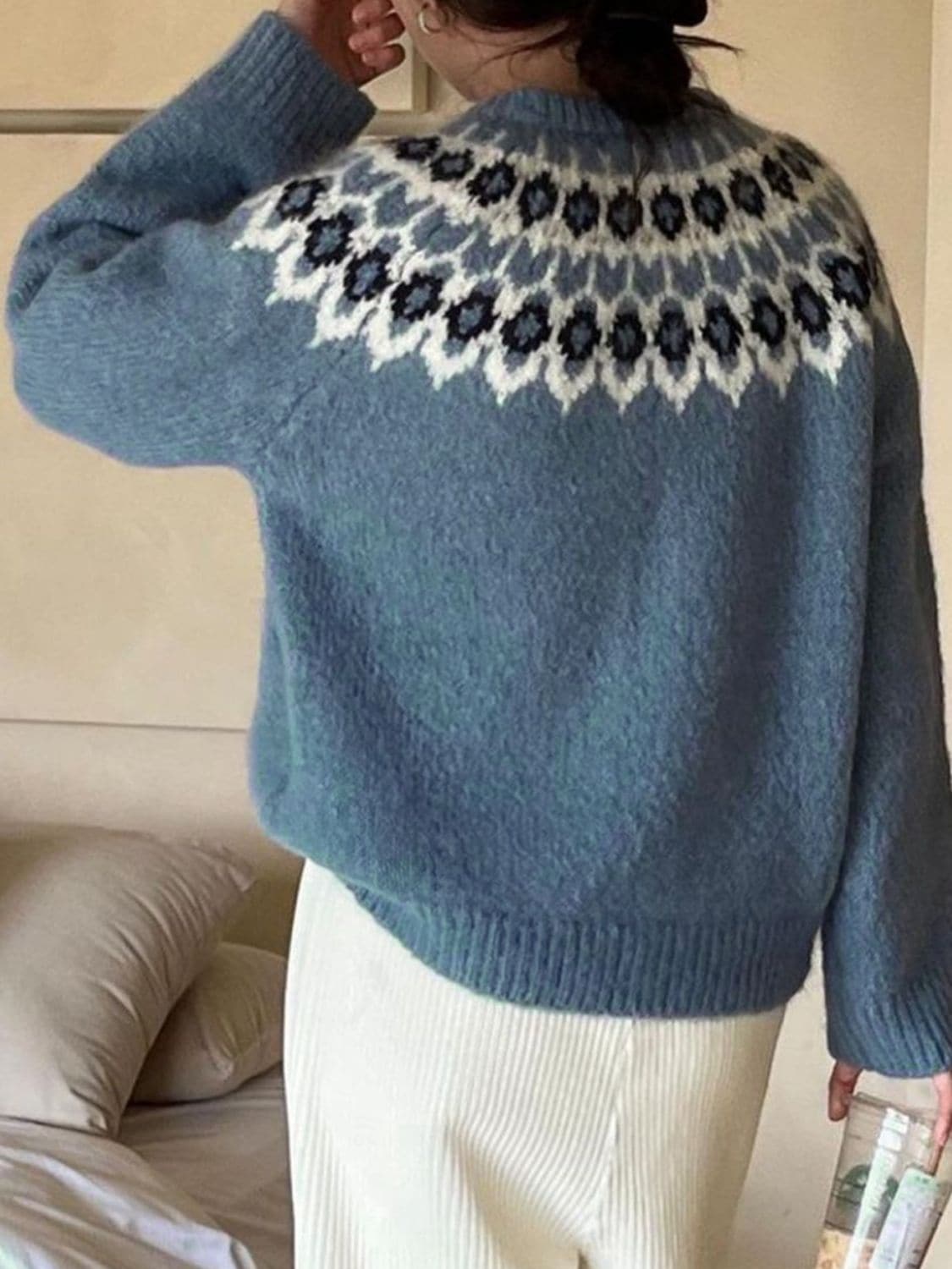 Cozy acrylic long sleeve round neck sweater