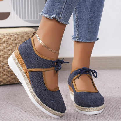 Slipper mit Keilabsatz und Cut-outs zum Binden