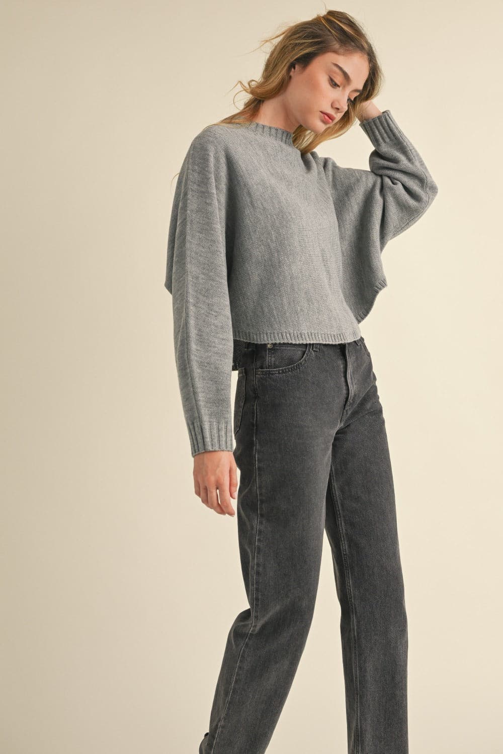 Chic cropped sweater with dolman sleeves and round neck