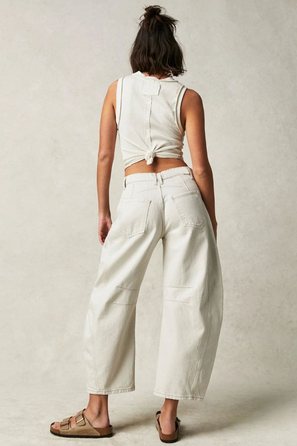 Effortlessly chic wide leg jeans with functional pockets