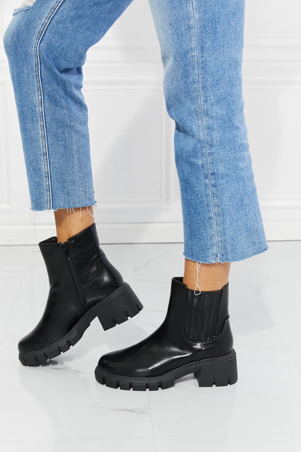 MMShoes What It Takes Lug Sole Chelsea Boots in Black.