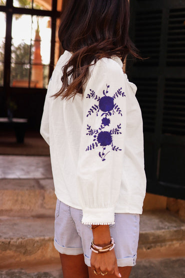 Embroidered floral shirt with bracelet sleeves in white