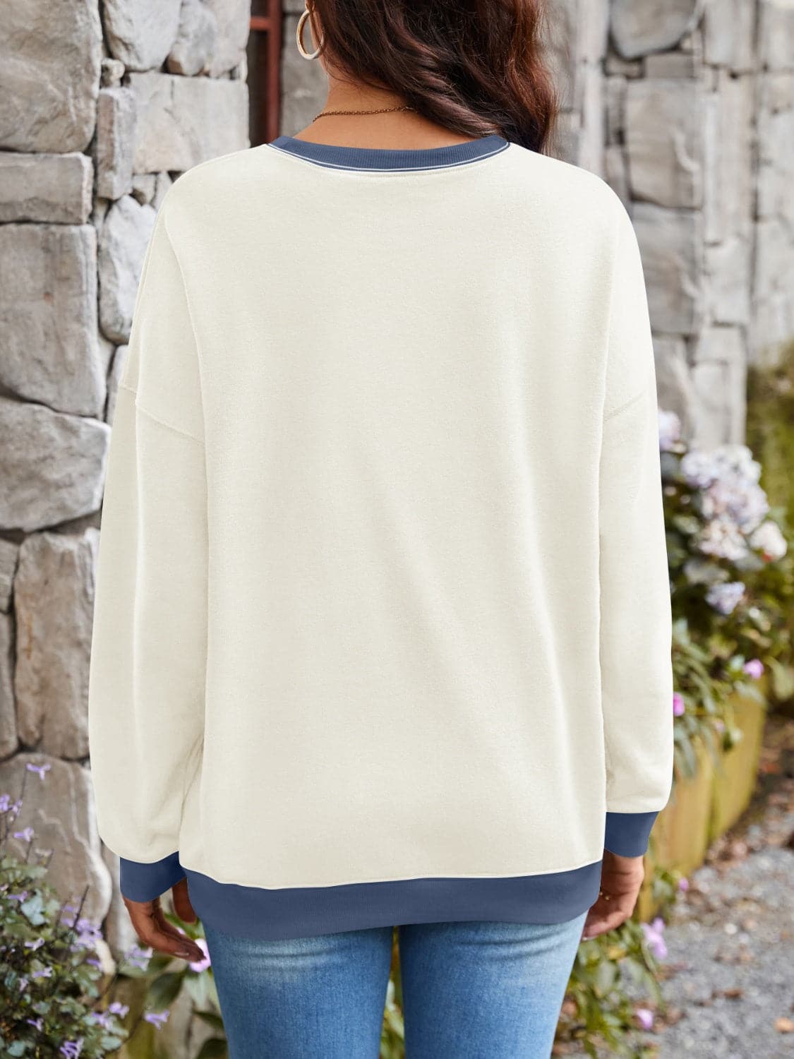 Contrast Round Neck Long Sleeve Sweatshirt.