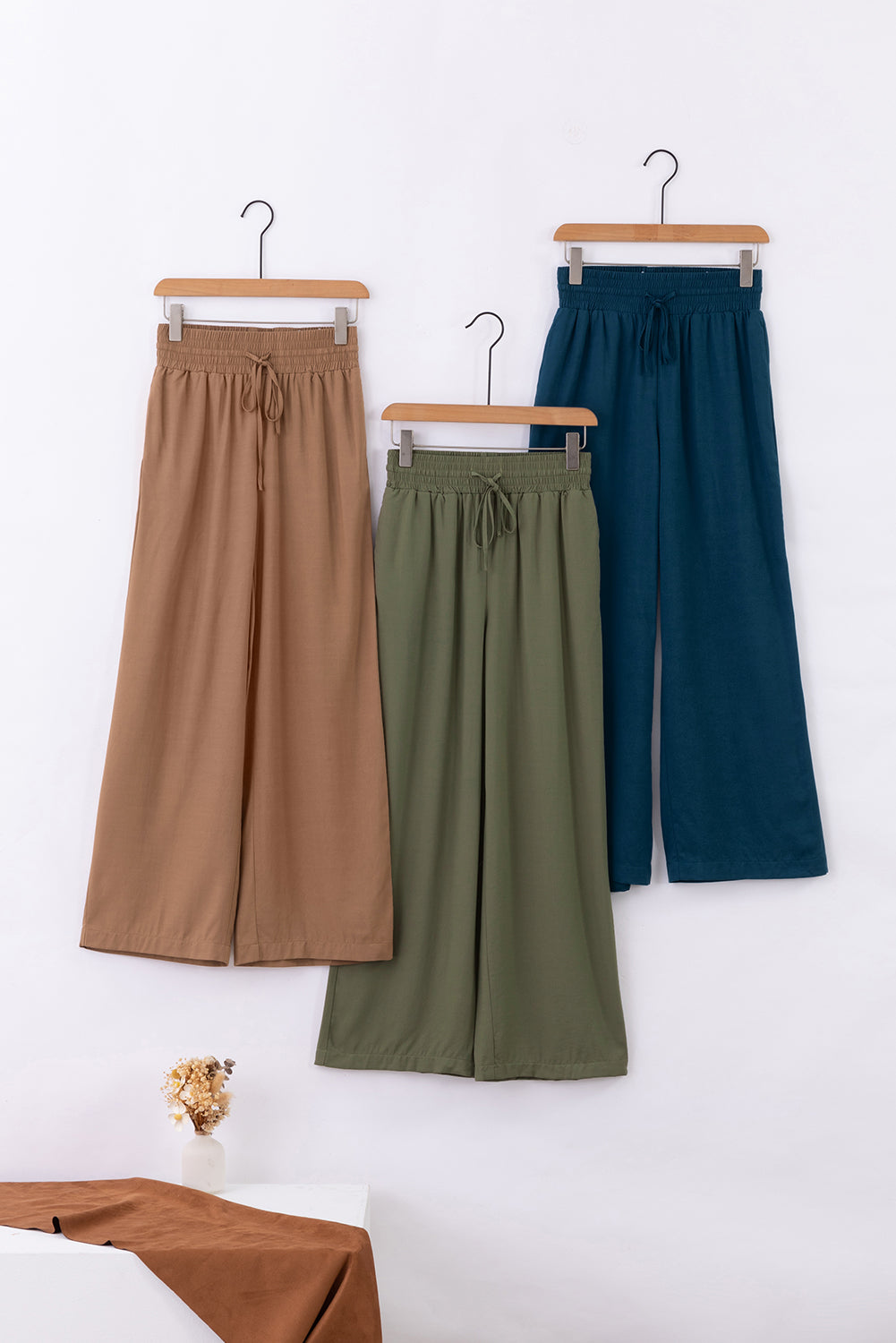 Chic brown wide leg pants with drawstring waist and side pockets