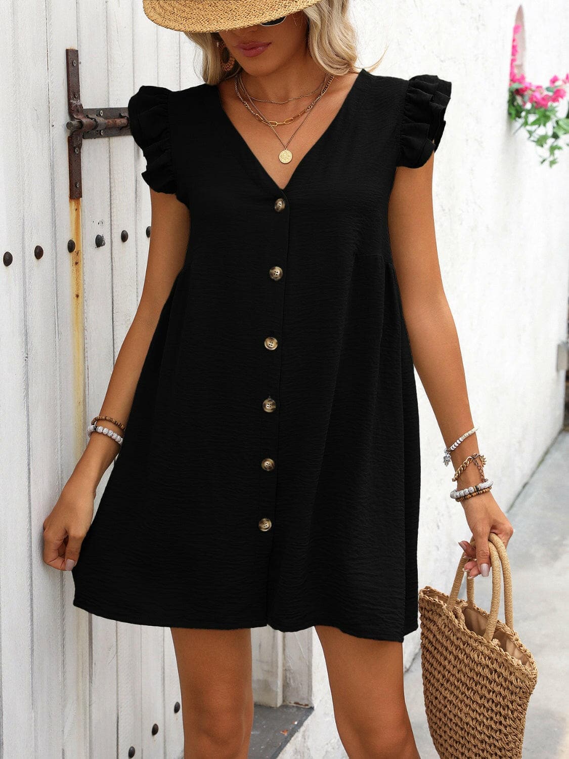 Button Up V-Neck Cap Sleeve Mini DressButton Up V-Neck Cap Sleeve Mini Dress
 
 
Chic Design: Embrace sophistication with the button-up detailing and V-neckline of this mini dress.
 
Versatile Wear: PerfLove Salve -Neck Cap Sleeve Mini Dress