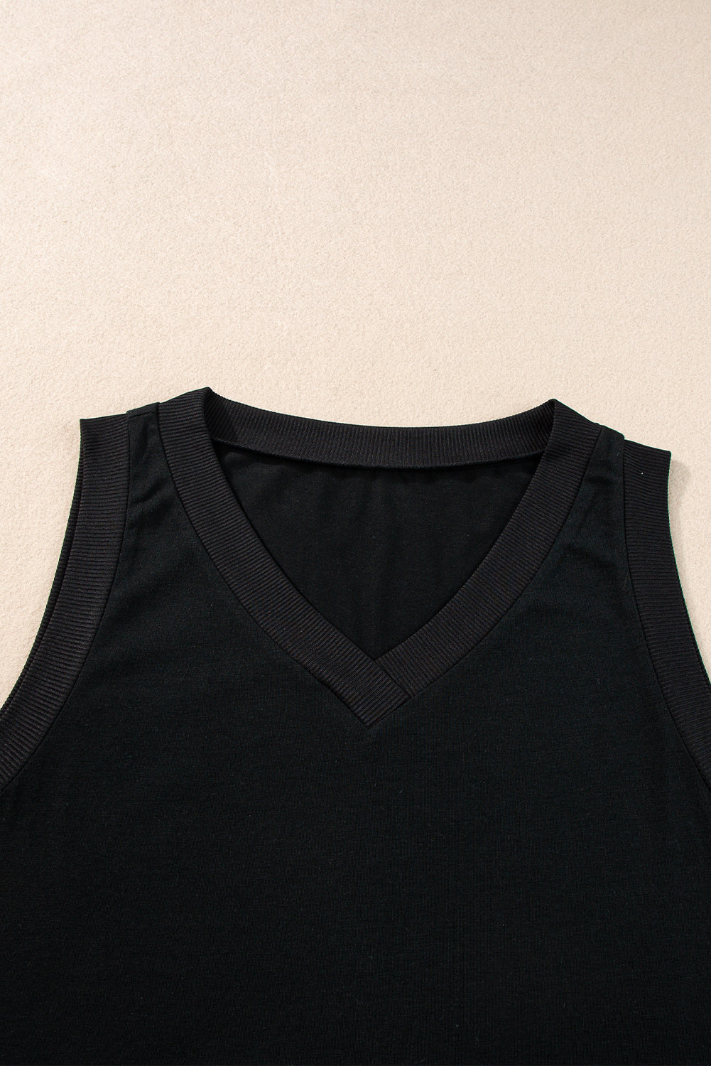 Chic black ribbed V-neck sleeveless tank top