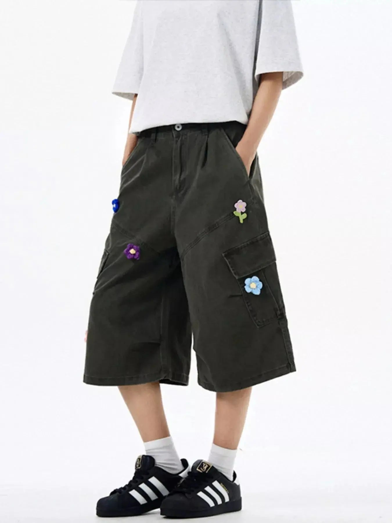 Men's Floral Appliqued Wide-Leg Cargo Shorts Simply Love
