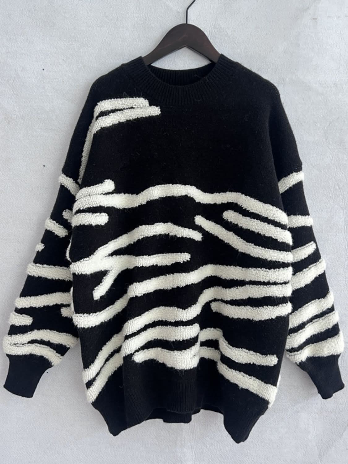 Stylish contrast long sleeve sweater with round neck