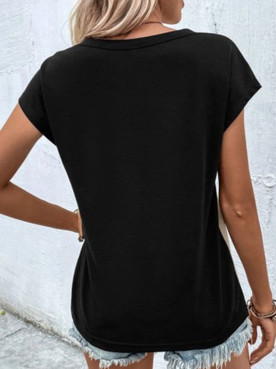 Contrast V-Neck Short Sleeve T-Shirt.