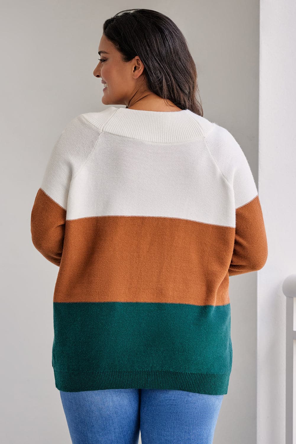 Plus Size Color Block Long Sleeve SweaterFeatures: Basic style
Stretch: Slightly stretchy
Material composition: 50% viscose, 28% polyester, 22% nylon
Care instructions: Machine wash cold. Tumble dry low.
ImLove Salve Size Color Block Long Sleeve Sweaterplus