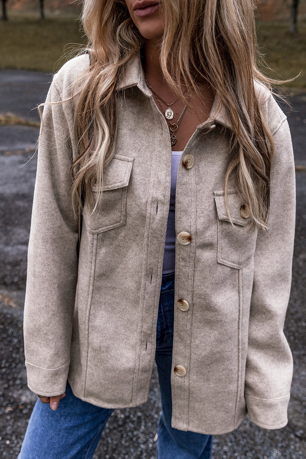 Chic light grey buttoned shacket with flap pockets and collar