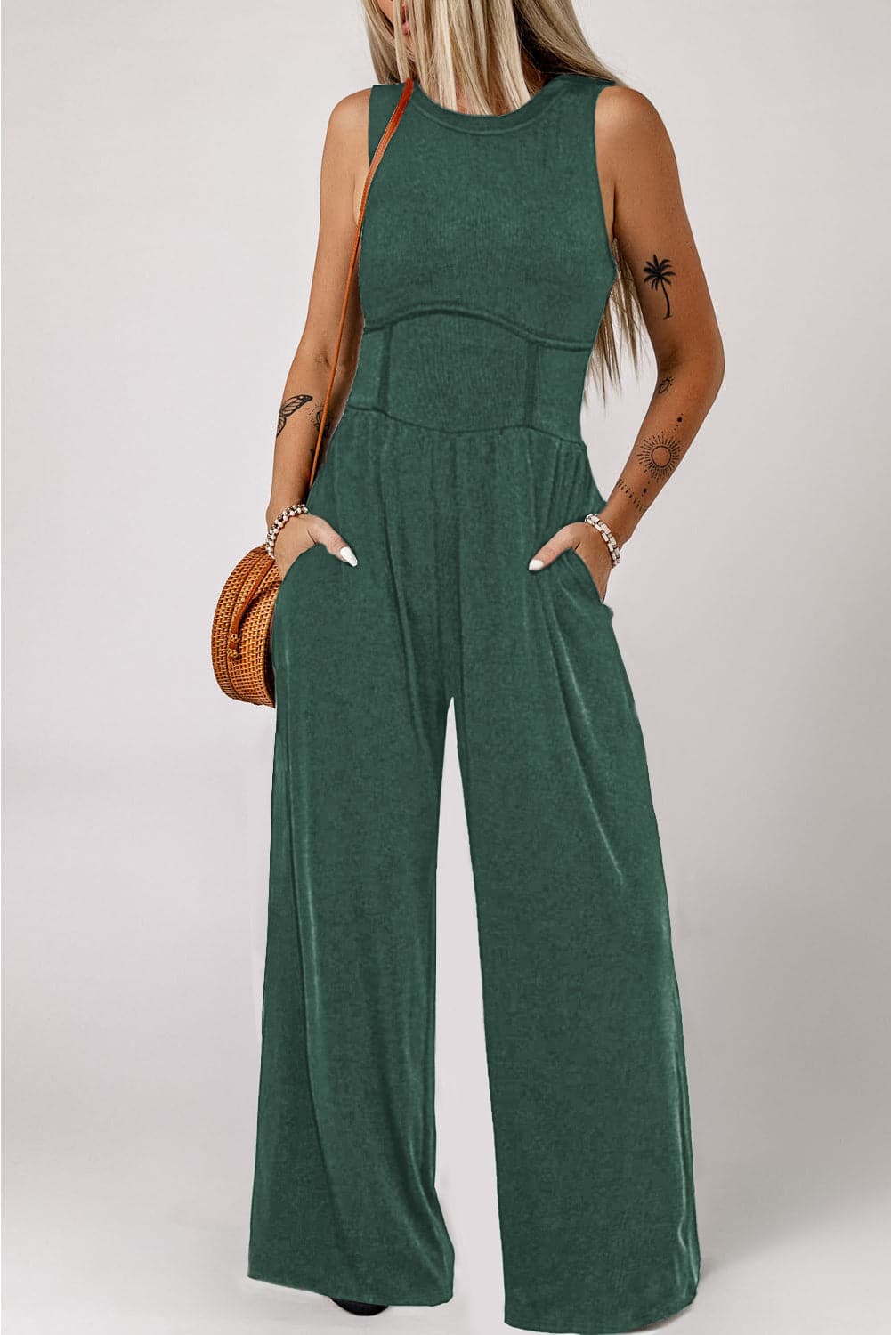 Round Neck Sleeveless Jumpsuit.