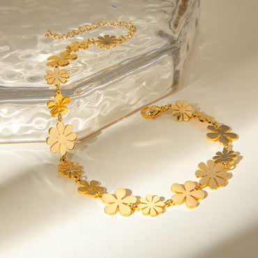 Elegant 18K gold-plated floral charm bracelet