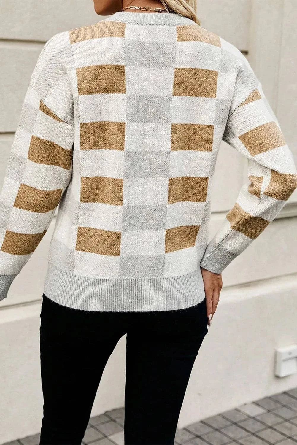 Color block knit sweater with round neckline