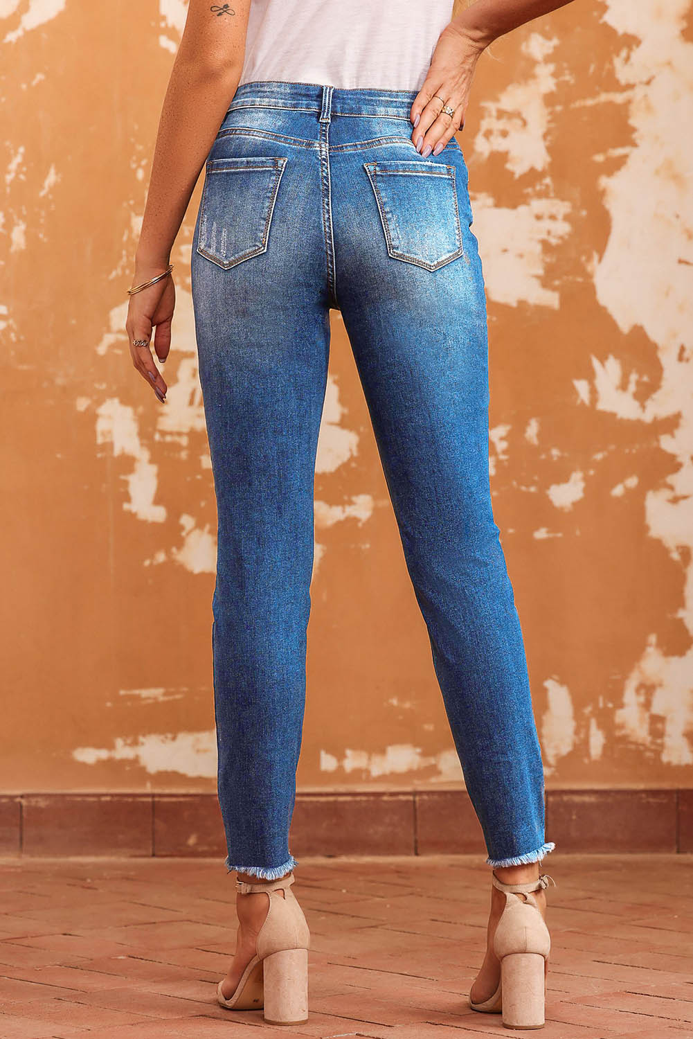 Chic blue ankle-length skinny jeans with raw hem detail