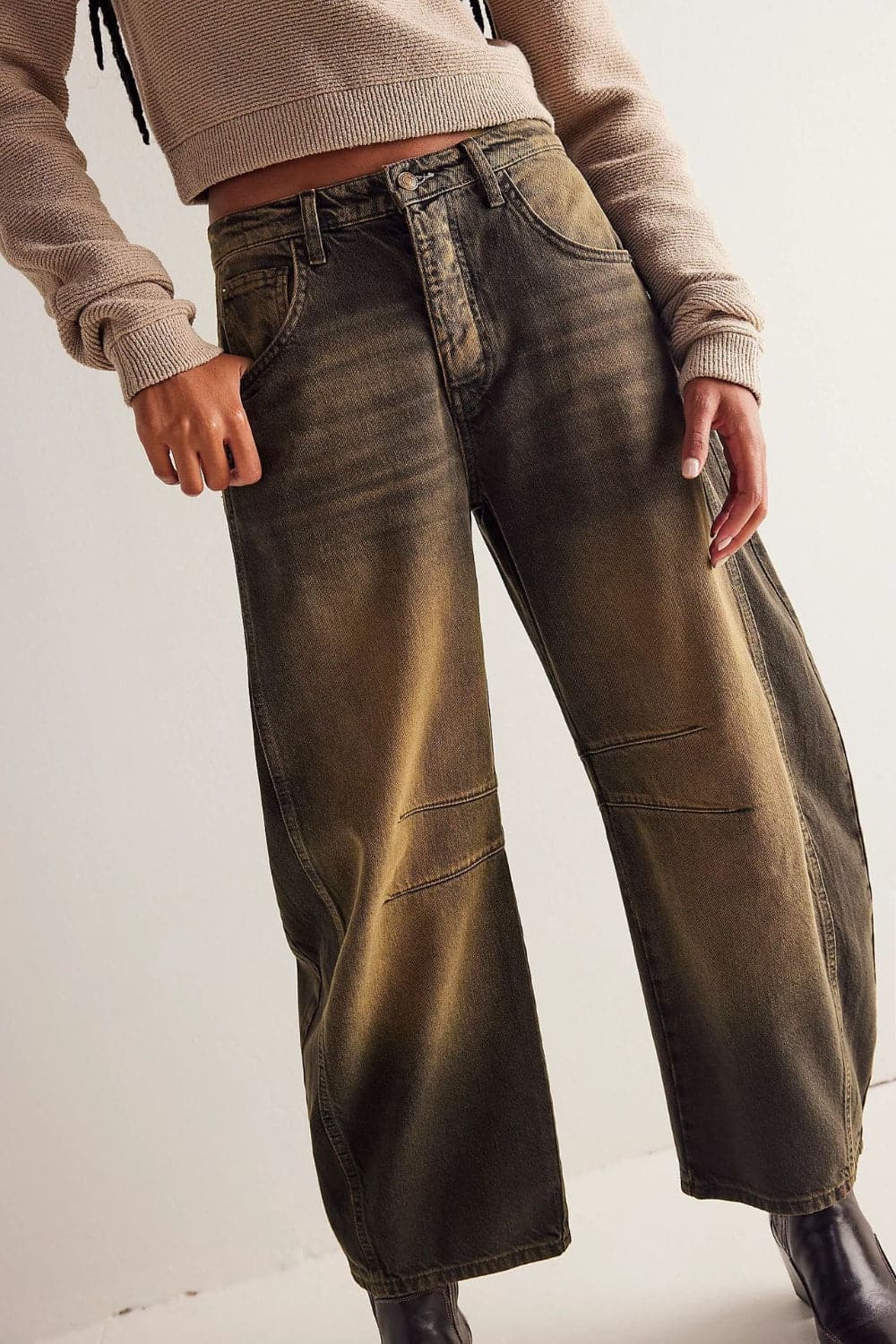 Effortlessly chic wide leg jeans with functional pockets