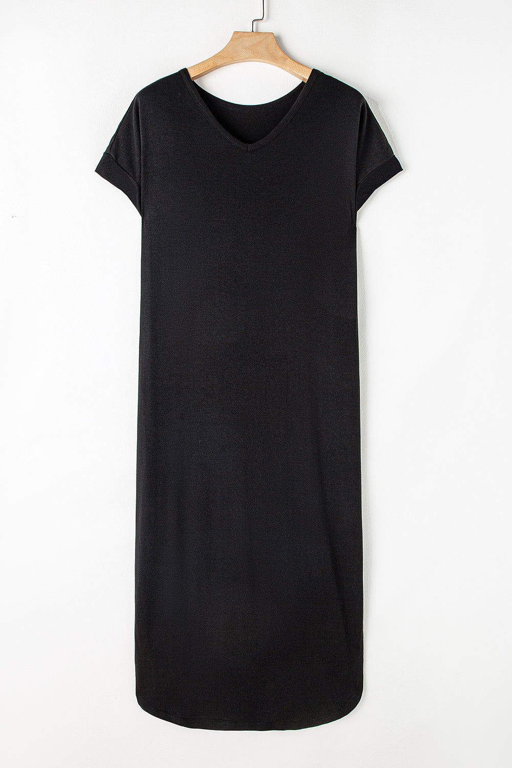 Elegant black v-neck maxi t-shirt dress with hidden pockets and stylish splits