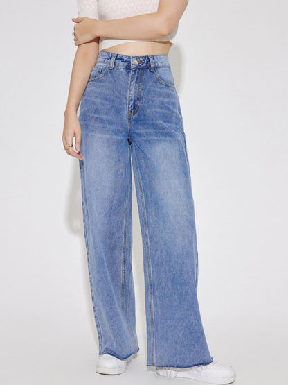 Chic high-rise straight leg jeans with functional pockets