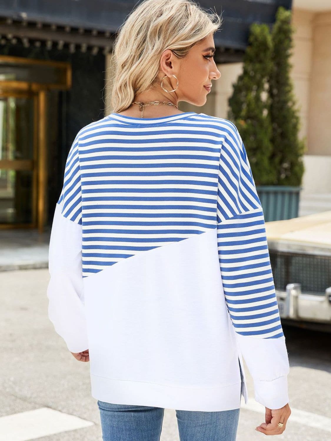 Slit Contrast Striped Long Sleeve Sweatshirt.