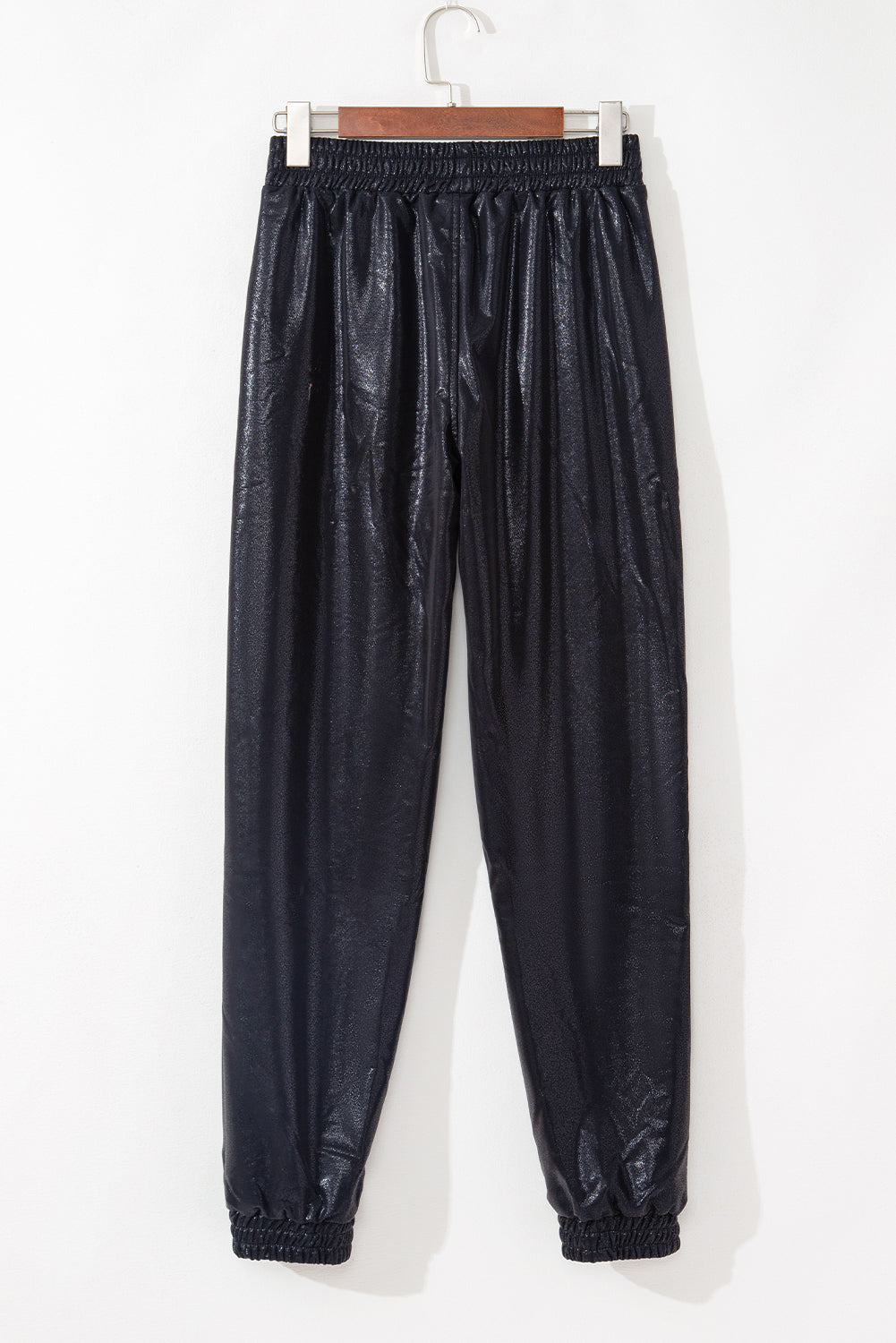 Trendy black high-waisted joggers with pockets and pebble print